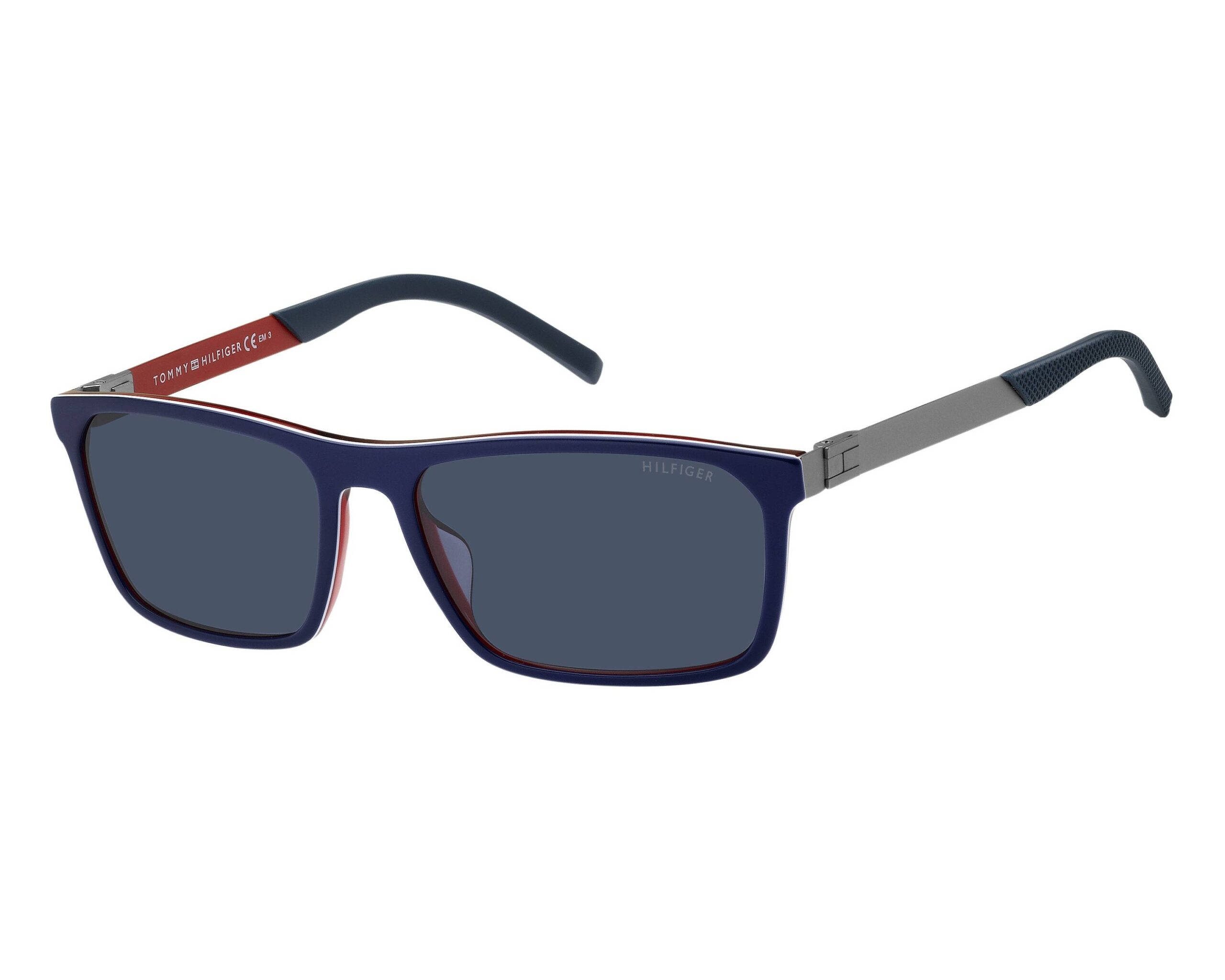 Tommy Hilfiger TH 1799 太陽眼鏡 壁紙 — 現代長方形太陽眼鏡，配海軍藍色鏡框、紅色鏡臂點綴及灰色鏡片，背景為白色。