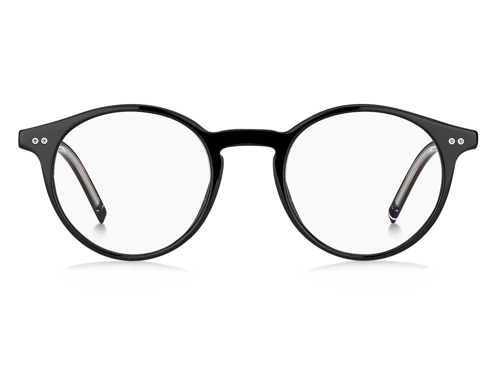 Tommy Hilfiger TH 圓框眼鏡 壁紙 — 經典黑色圓框眼鏡，配透明鏡片和銀色鏡腿尖端，置於潔白背景上。