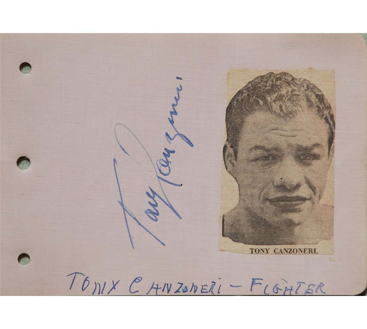 拳擊手Tony Canzoneri的親筆簽名照片，手寫文字標明他是一名戰士。