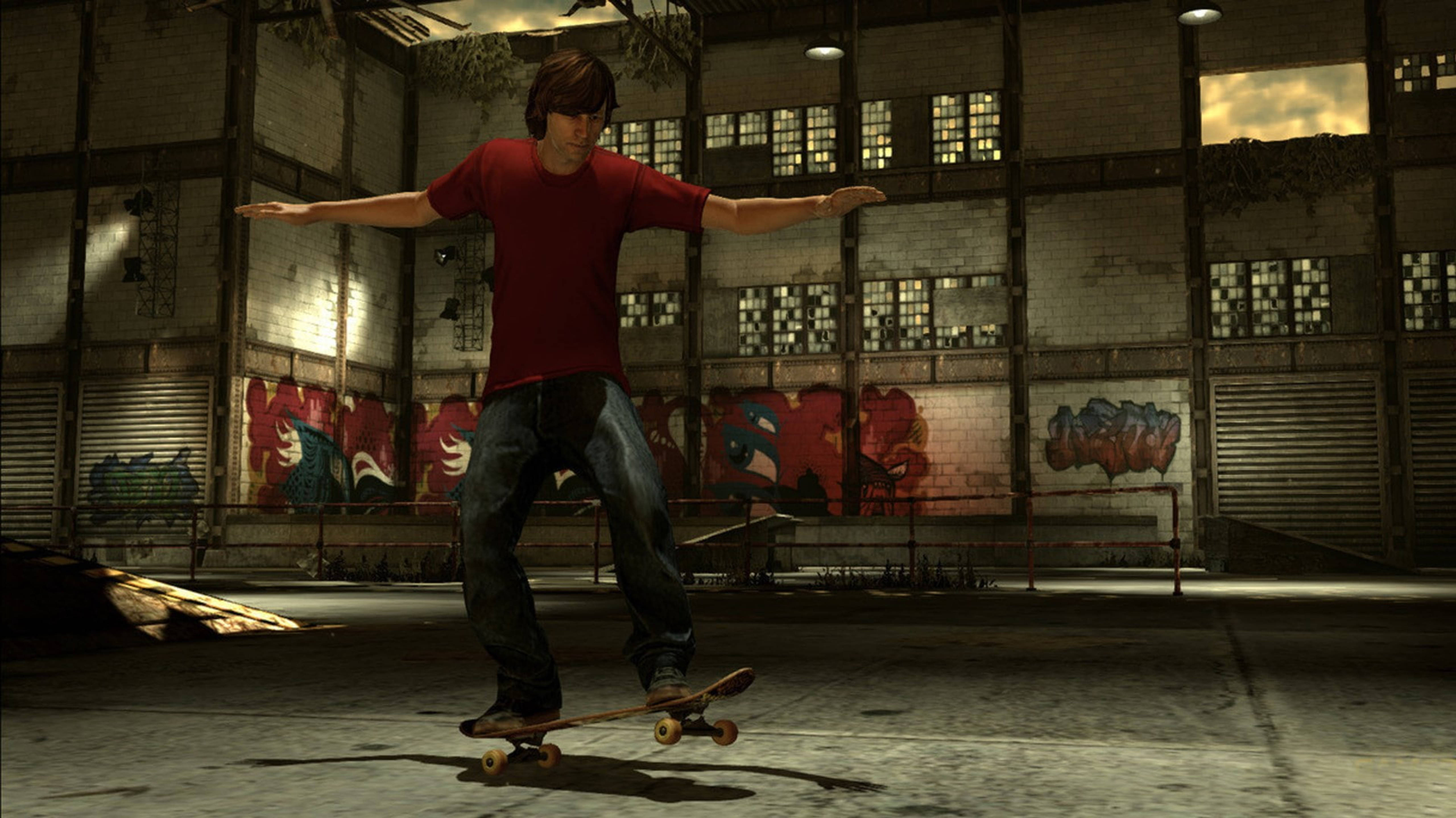 Tony Hawk Pro Skater HD 倉庫日落 壁紙 — 一名穿著紅色襯衫的滑板手在黃昏時分在一個佈滿塗鴉的廢棄倉庫內平衡在滑板上。