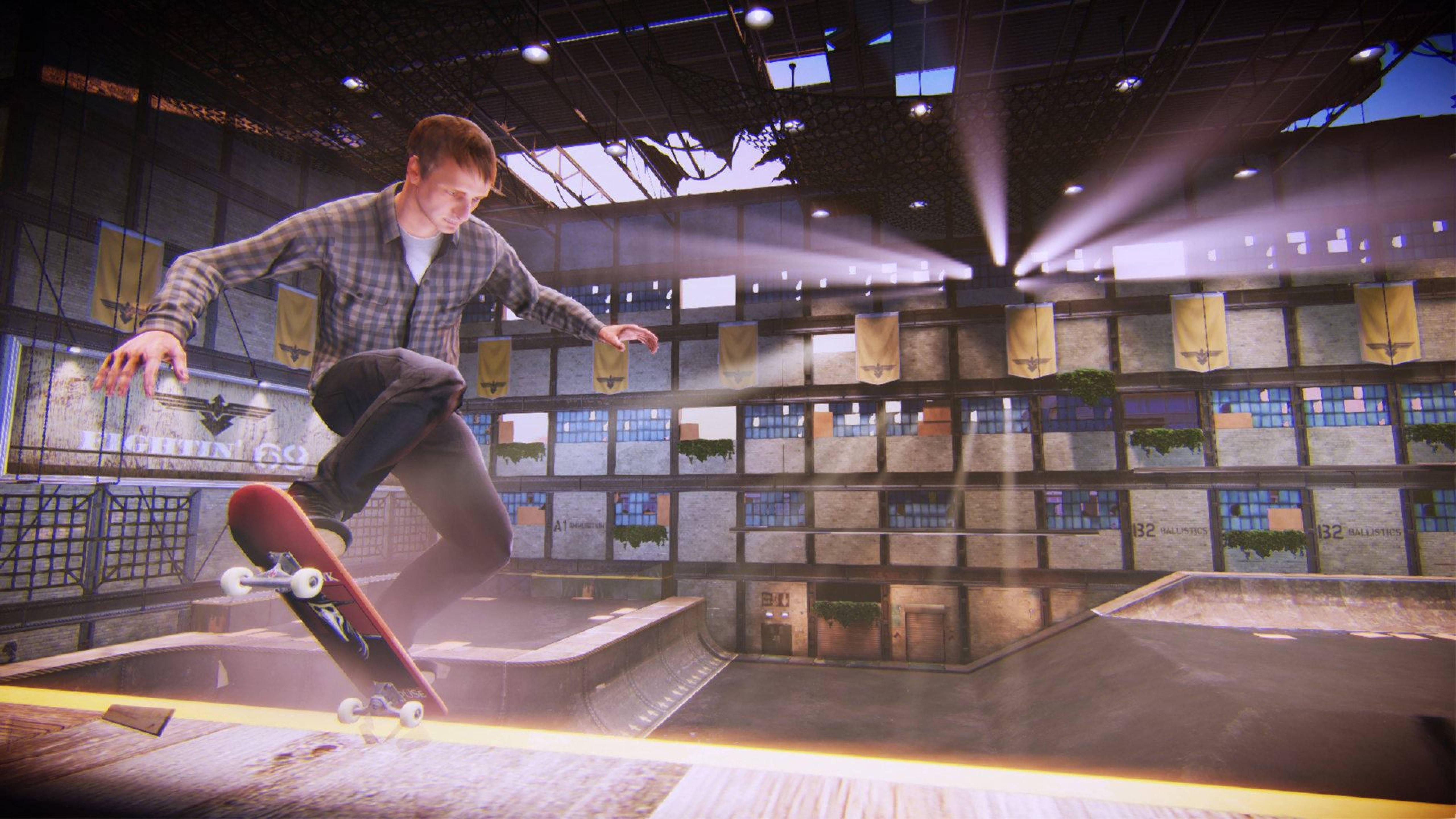 Tony Hawk Pro Skater 4 倉庫場景 壁紙 — 一名滑板手在半空中，在昏暗的室內滑板場的聚光燈下表演技巧。