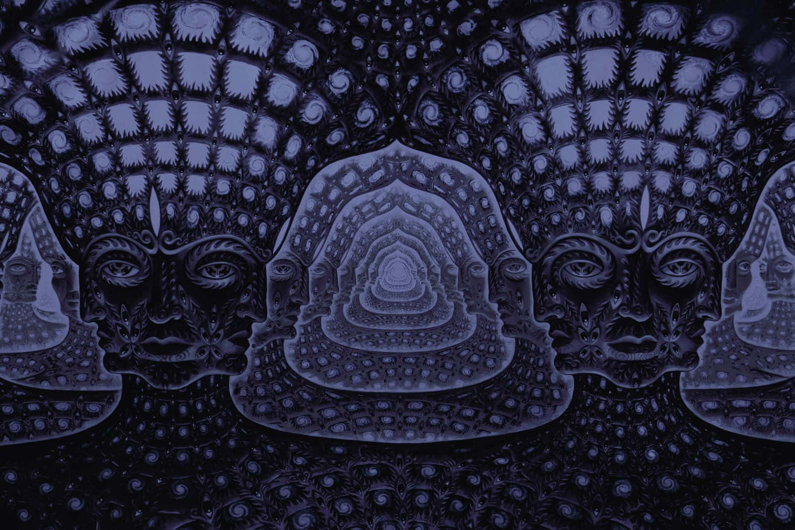 抽象數位藝術，以紫色和藍色調呈現對稱的臉孔和碎形圖案。