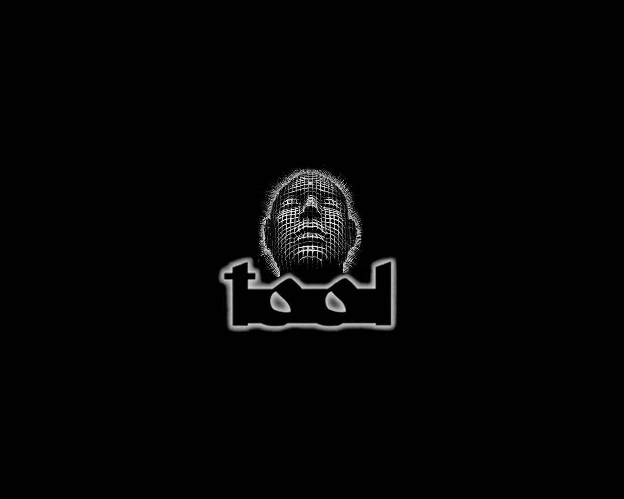一個發光的白色線框頭部，下方有「tool」一詞，背景為純黑色。
