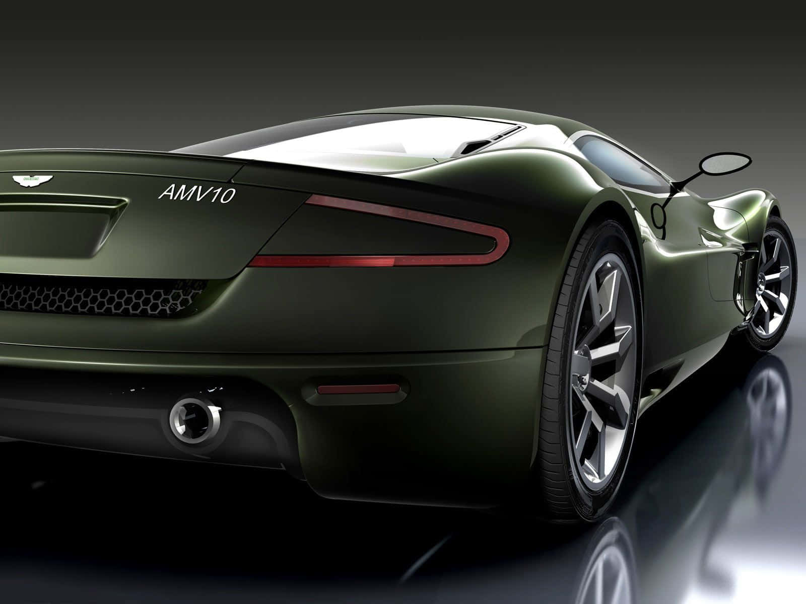 橄欖綠色 Aston Martin AMV10 跑車，配備紅色尾燈和鍍鉻輪圈，在反光地板上。
