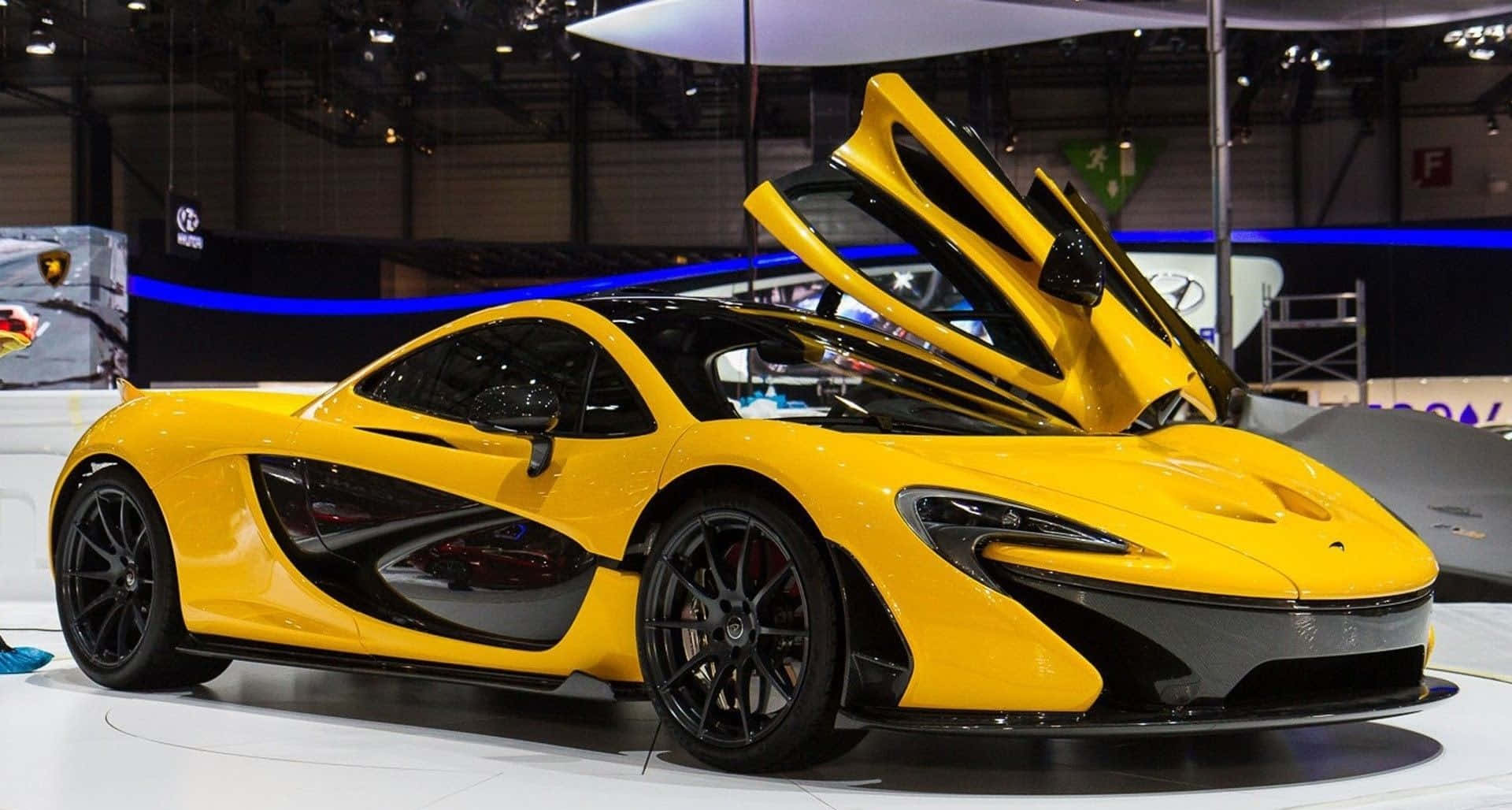 黃色McLaren跑車在車展上打開鷗翼門展示。