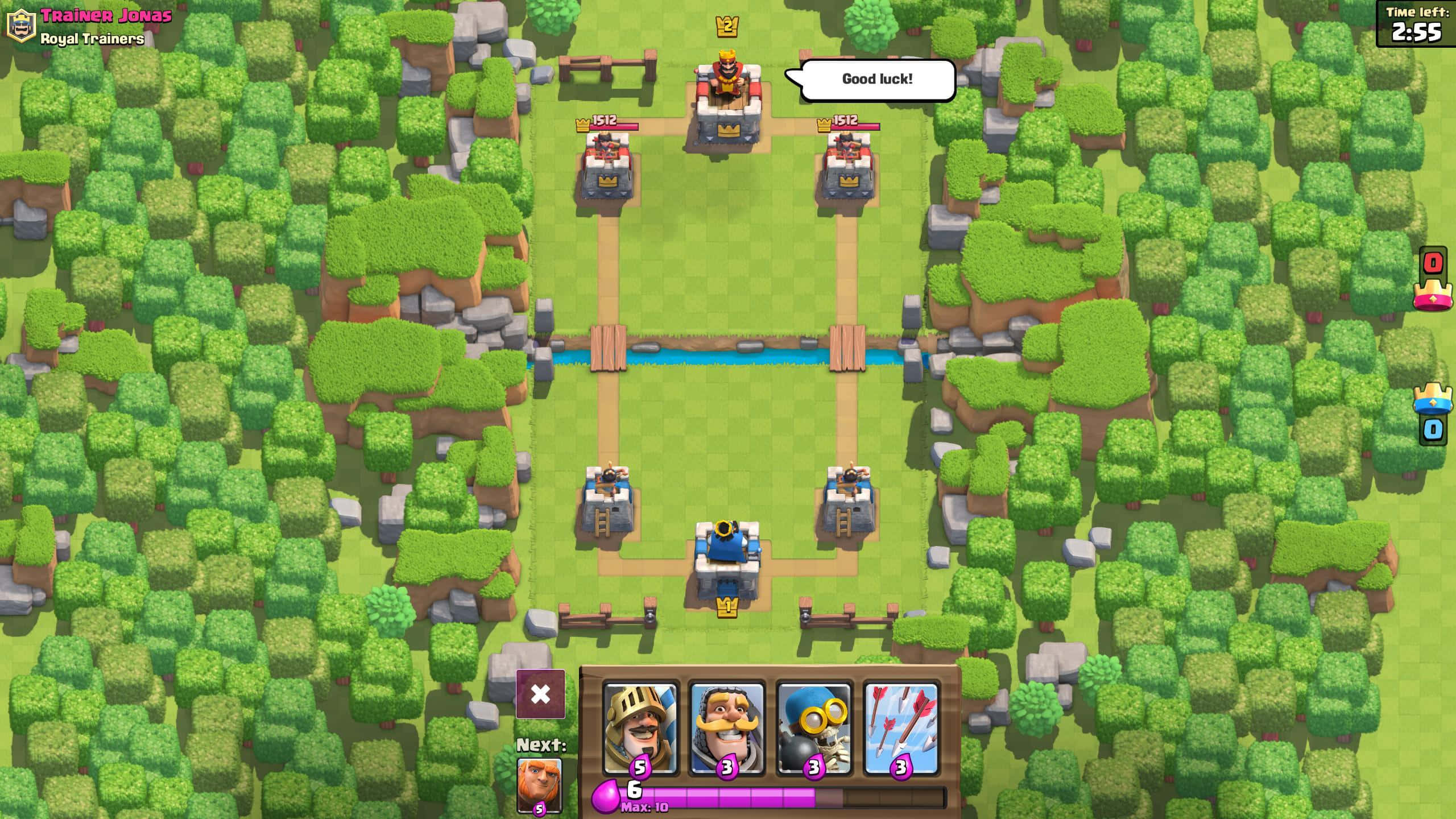 部落衝突：皇室戰爭 桌布 壁紙 — Top-down view of a Clash Royale battle arena with green trees towers and a blue river surrounded by grassy terrain.