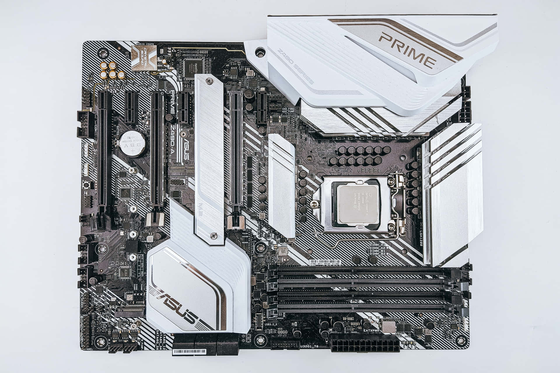 ASUS PRIME 電腦主機板特寫，帶有白色散熱片和黑色電路。