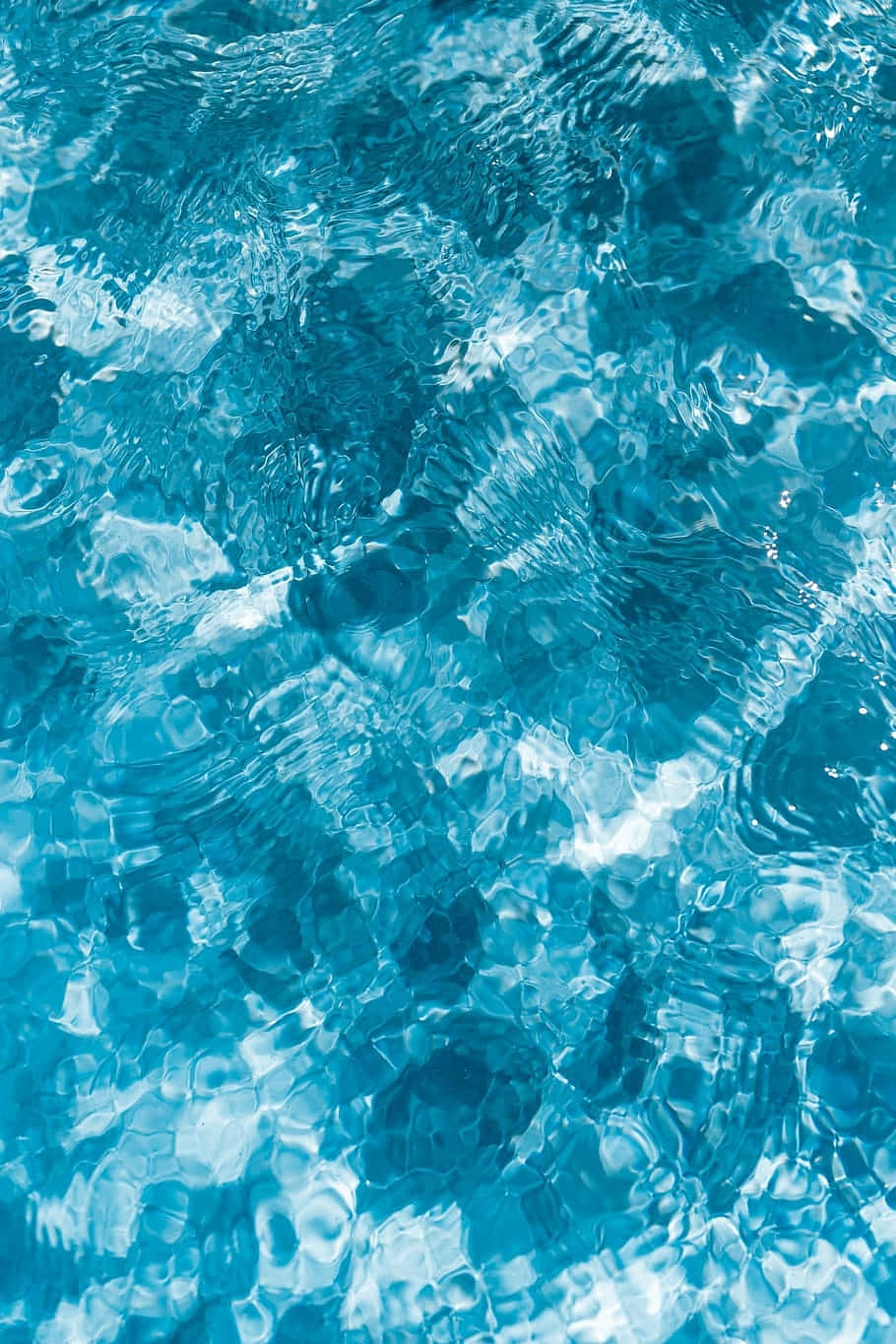 Abstract Water 桌布 壁紙 — 從上方俯瞰波光粼粼的碧綠水面，光線反射形成動態紋理表面。