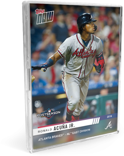 亞特蘭大勇士隊 Topps 棒球卡 壁紙 — 一名身穿亞特蘭大勇士隊球衣的棒球運動員在2019年季後賽中，在球場燈光下手持球棒衝刺。