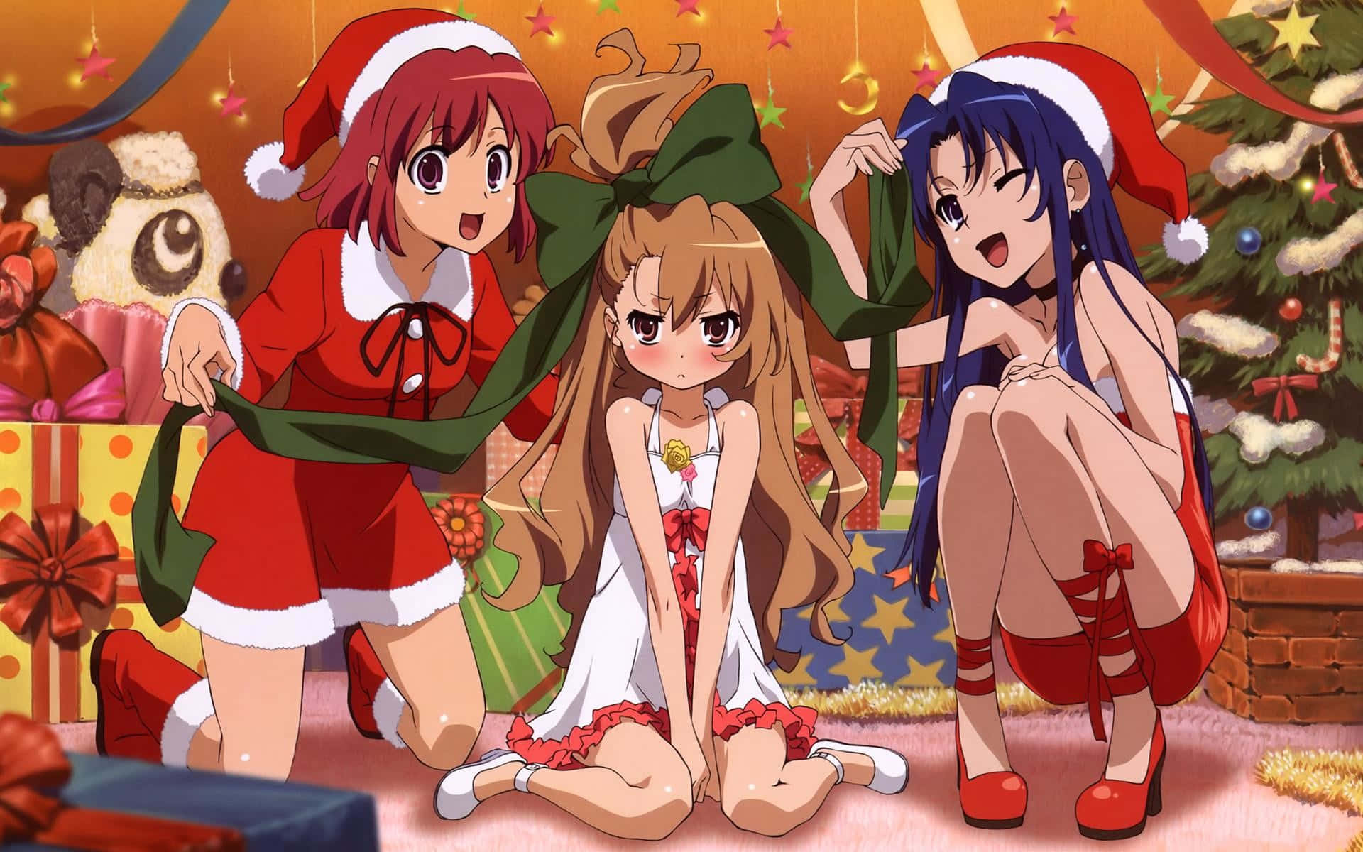 《Toradora!》女角色聖誕裝扮頭像 壁紙 — 三個動漫女孩穿著節日聖誕老人服裝，圍繞著裝飾有禮物和飾品的聖誕樹愉快地擺姿勢。