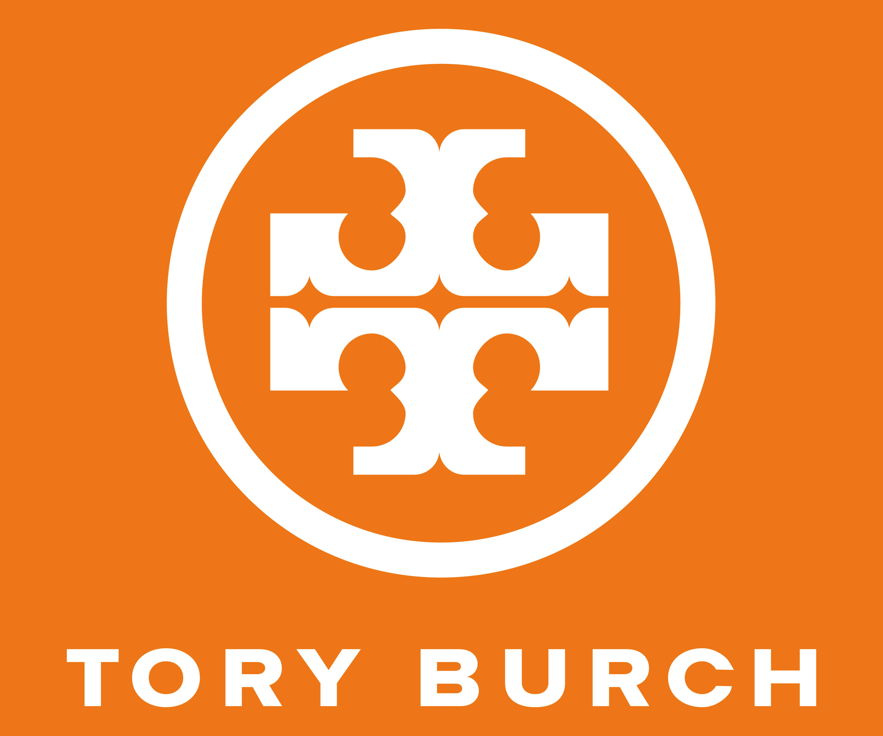 Tory Burch 橙色標誌 壁紙 — 一個大膽的白色Tory Burch標誌居中在充滿活力的橙色背景上，品牌名稱在下方。
