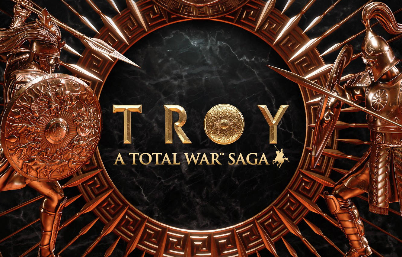 Total War 特洛伊戰役 壁紙 — 金色盔甲戰士在黑色大理石背景上，伴隨著希臘鑰匙圖案和長矛，護衛著「TROY」標誌。