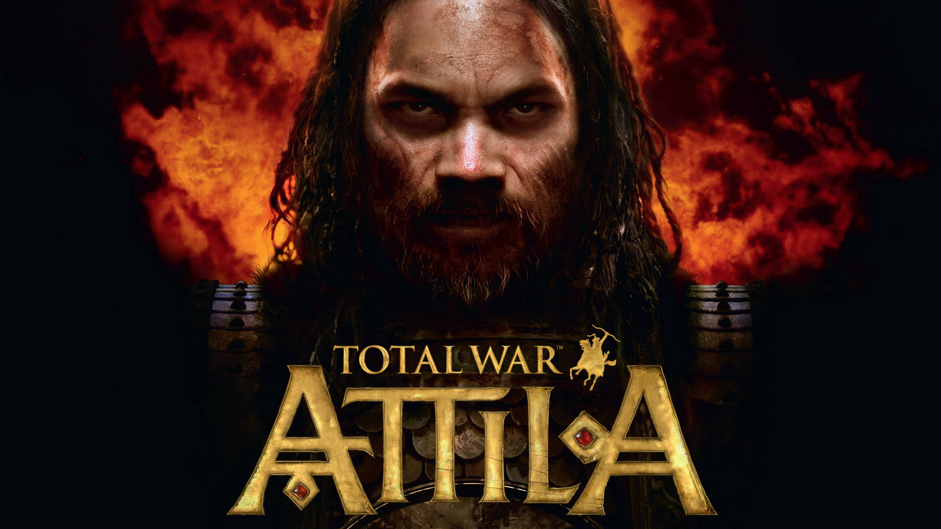 Total War Attila 遊戲海報 壁紙 — 一個兇猛的戰士，長著深色長髮和血跡斑斑的臉，在咆哮的火焰背景下凝視著。