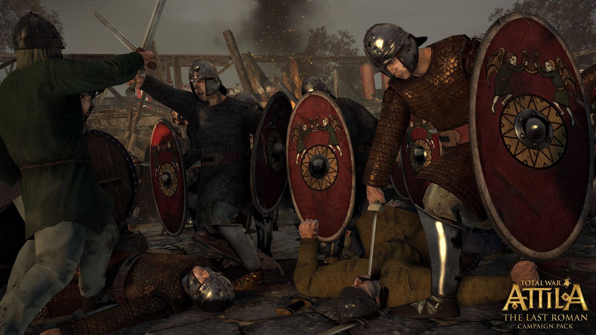 Total War: Attila 爆發戰鬥 壁紙 — 身穿鎖子甲和紅色盾牌的羅馬士兵在煙霧彌漫、屍橫遍野的戰場上與野蠻人戰士交鋒。