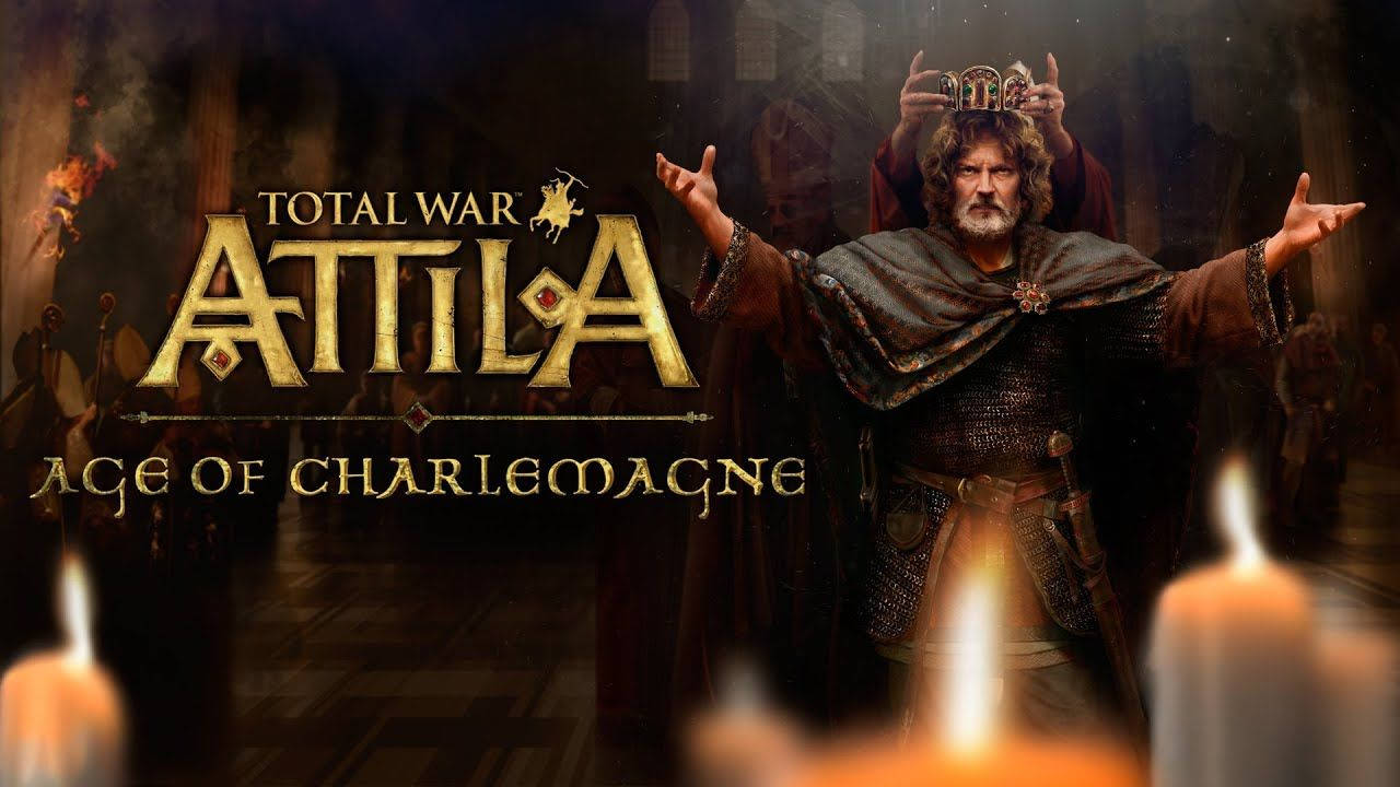 Total War Attila 查理曼時代 壁紙 — 一位鬍鬚戰士身穿盔甲，雙臂張開，在燭光中世紀大廳中接受加冕。