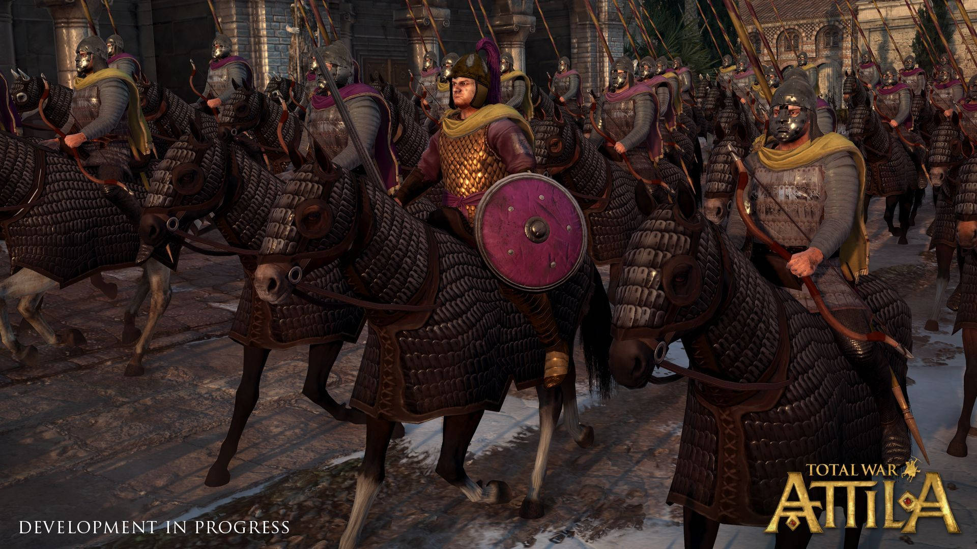 Total War Attila 格鬥士皇家戰馬 壁紙 — 一支紀律嚴明的騎兵部隊身穿華麗盔甲，在積雪的中世紀城鎮街道上向前衝鋒。