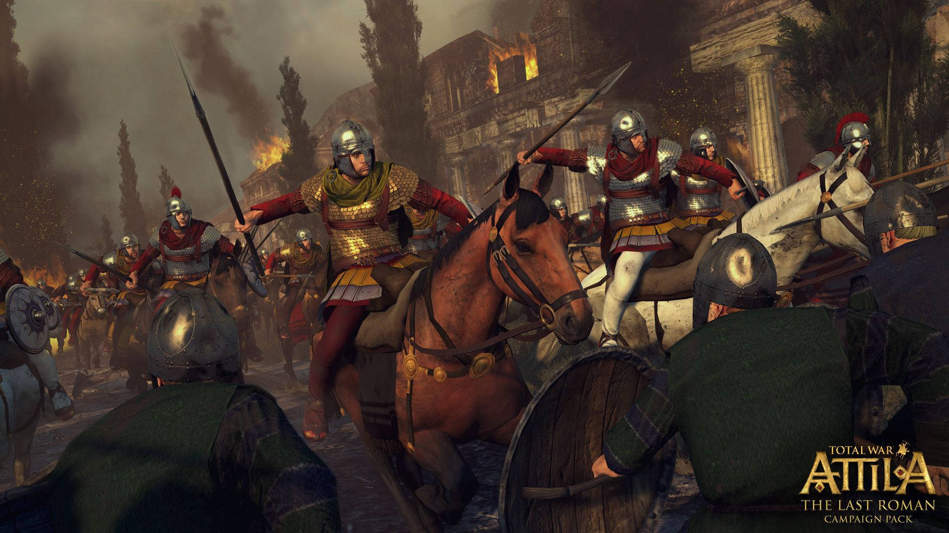 Total War Attila：最後的羅馬 精彩戰鬥場景 壁紙 — 羅馬騎兵在激烈的戰鬥中，衝過煙霧瀰漫、火光沖天的城市街道。