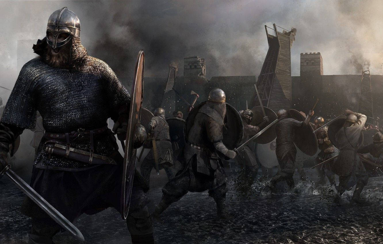 Total War: Attila 暗沉戰場 壁紙 — 身穿鎖子甲的維京戰士在煙霧瀰漫的黃昏天空下，於燃燒的木造堡壘前的泥水中激烈廝殺。