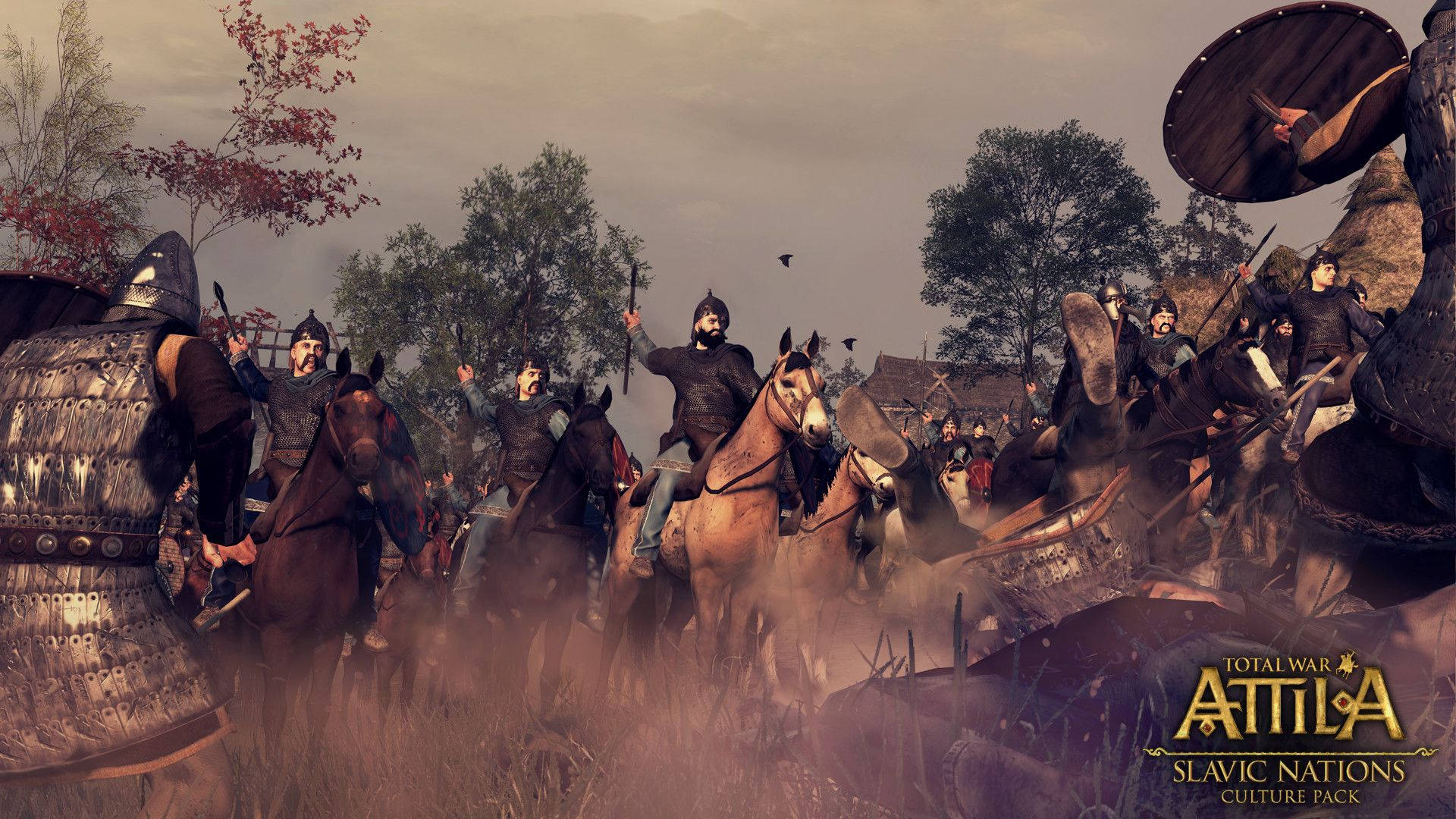 Total War Attila 斯拉夫部族 壁紙 — 身穿盔甲的騎馬戰士在陰天秋樹下的塵土飛揚的中世紀戰場上交戰。