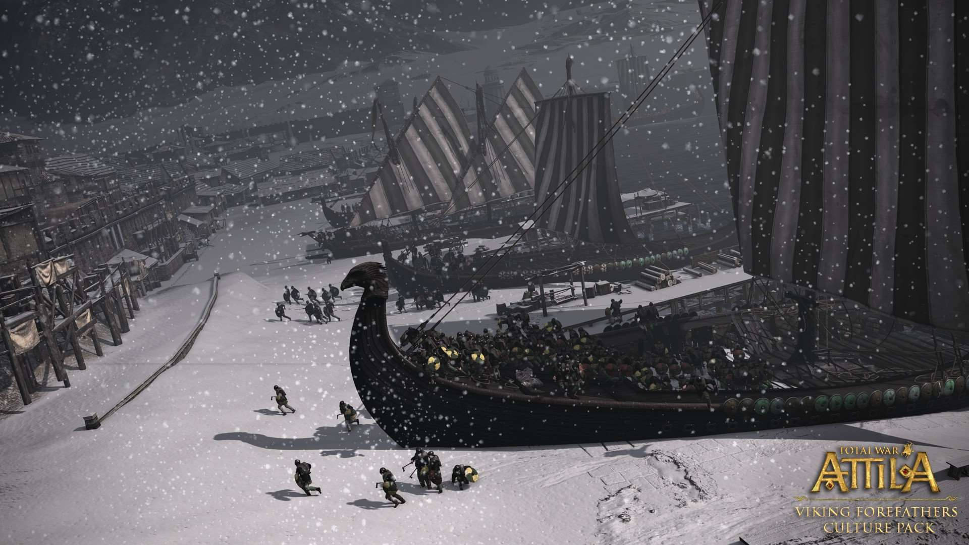 Total War Attila 北歐戰船 壁紙 — 維京長船停泊在雪港，戰士們在微弱的暮色中穿過飄雪行進。