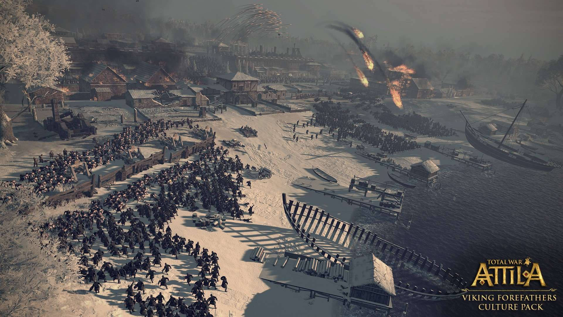 Total War Attila 海岸戰役 壁紙 — 一個被雪覆蓋的維京村莊遭到圍攻，戰士們向船隻和遠處燃燒的建築物行進。