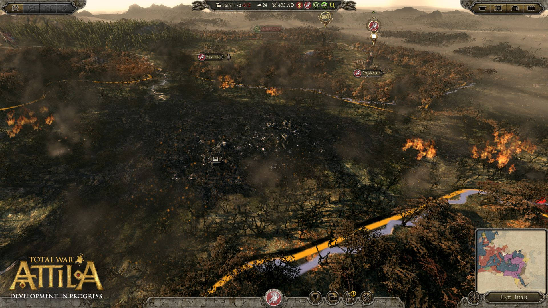 Total War Attila 遊戲介面 壁紙 — 策略遊戲中一個熾熱的戰場，燃燒的森林和煙霧在河谷上空升起。