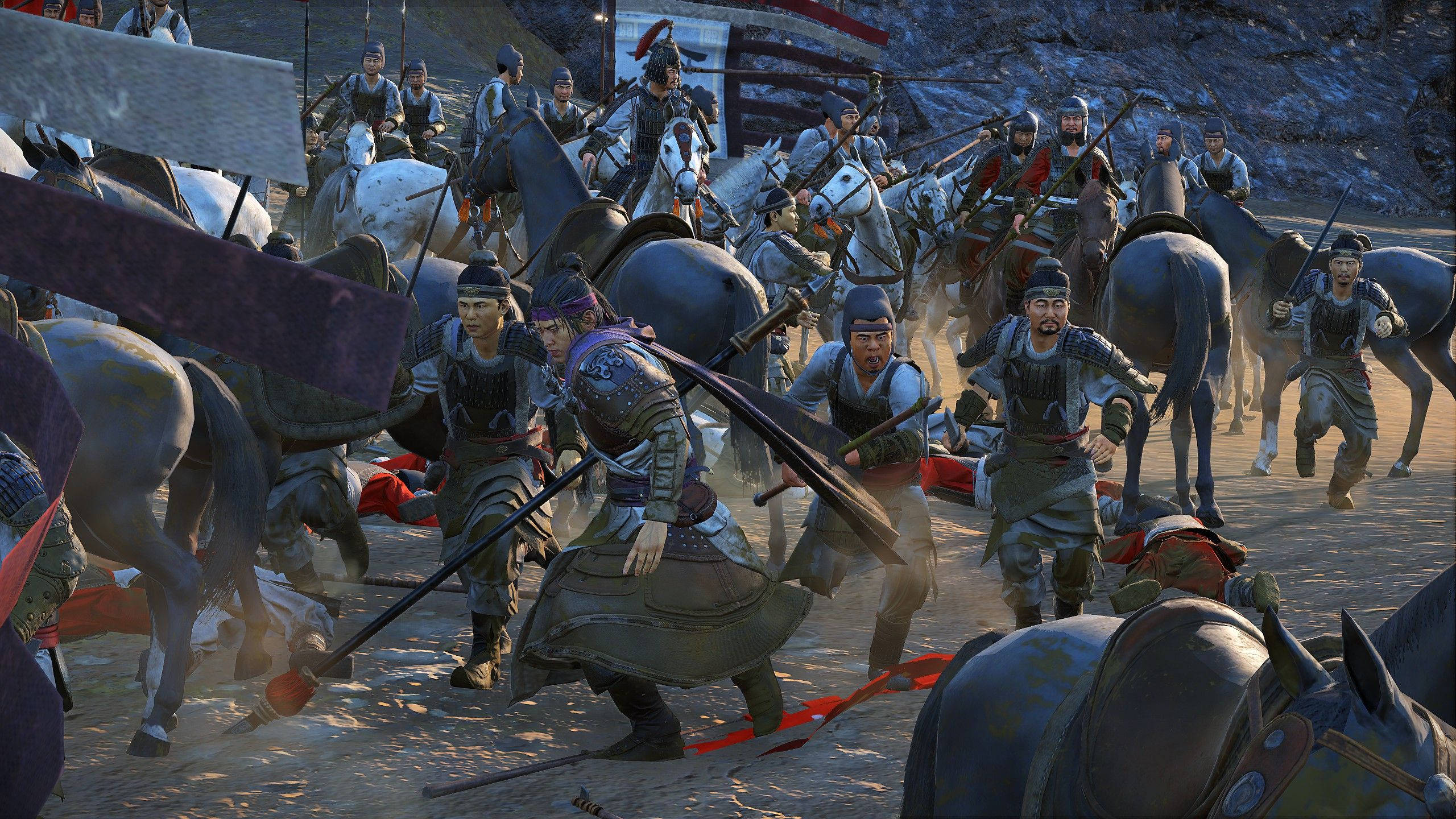 Total War Attila 中國戰士激烈戰鬥場景 壁紙 — 一個混亂的中世紀戰場，身穿鎧甲的戰士騎馬和步行，在塵土和倒下的士兵中衝突。