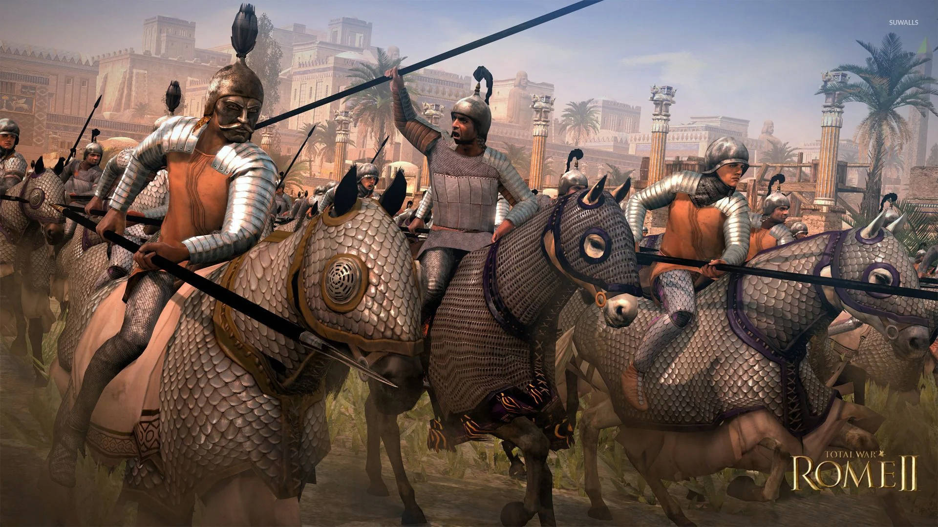 《Total War: Rome 2》騎馬戰士 壁紙 — 身穿鱗甲的羅馬騎兵在塵土飛揚的古城街道上衝鋒，背景有棕櫚樹和石柱。