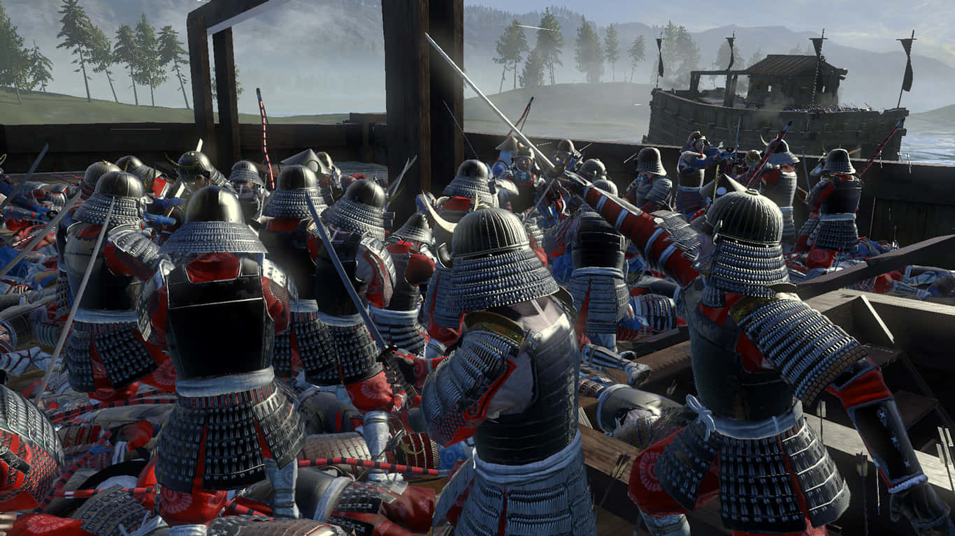 在《Total War Shogun 2》中令敵人膽寒 壁紙 — 身穿精細盔甲的武士戰士在霧氣瀰漫的海岸地形中，於木製船甲板上激烈交戰。
