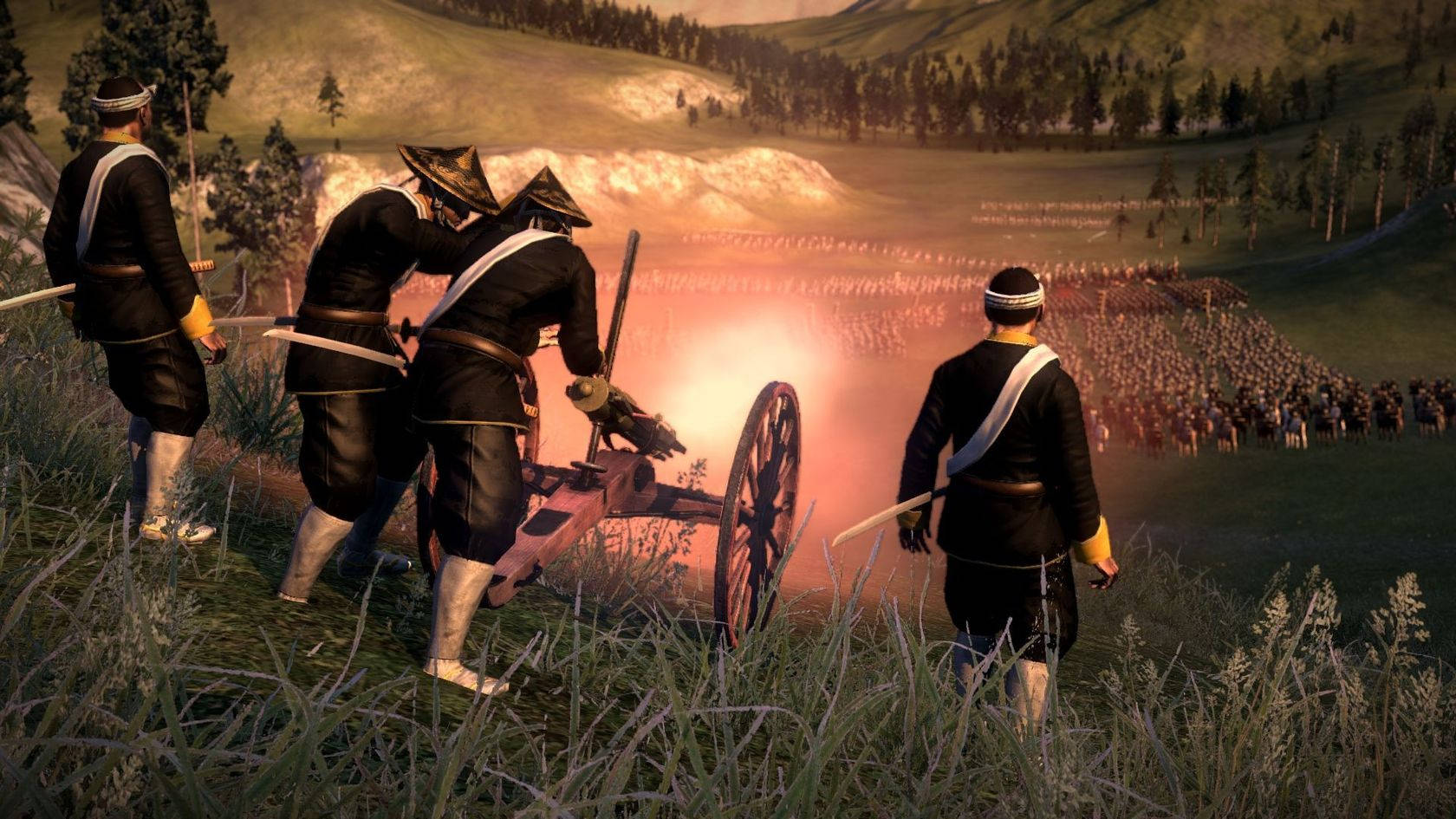 Total War：Shogun 2 — 砲台攻城 壁紙 — 穿著歷史制服的士兵在日落時分，在俯瞰廣闊戰場的草地上發射大炮。