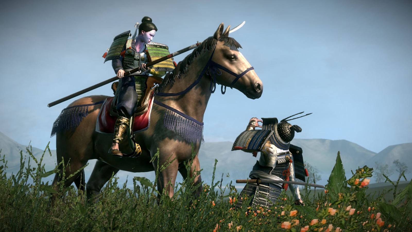 Total War：Shogun 2 — 威武武士 壁紙 — 一位騎馬的武士在草地上與一位跪著的武士對峙，遠處有山脈，天空晴朗。