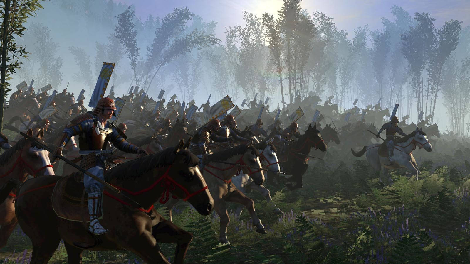 Total War：Shogun 2 — 騎兵衝鋒 壁紙 — 大規模騎兵衝鋒穿過迷霧森林，身穿盔甲的騎士們手持長矛和旗幟疾馳向前。