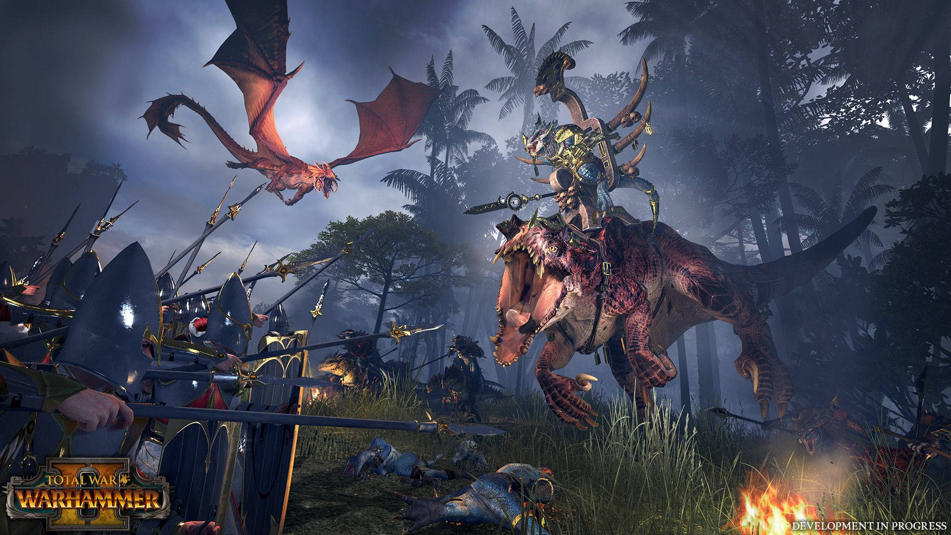 Total War Warhammer 系列 壁紙 — 一場奇幻戰鬥在迷霧叢林中爆發，裝甲戰士與騎著怪獸的騎手交鋒，一頭紅龍在頭頂翱翔。
