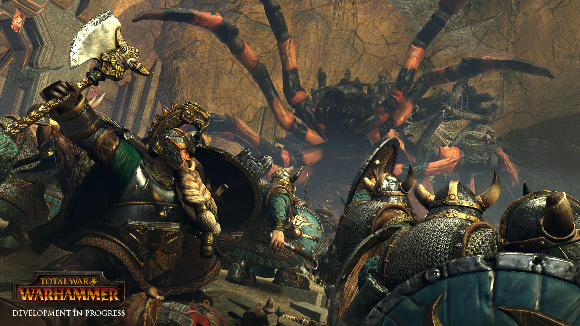 Total War Warhammer 2 巨型蜘蛛 壁紙 — 身穿盔甲的戰士在黑暗的洞穴戰場上與巨型蜘蛛交鋒。