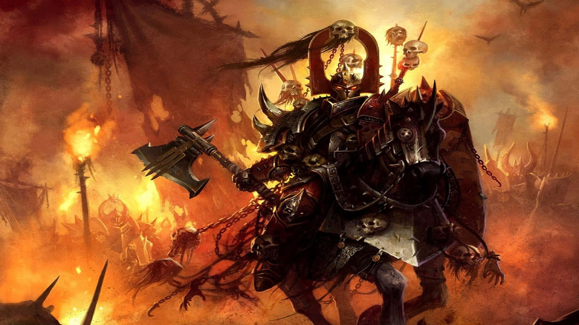《Total War Warhammer》中爆發壯烈戰役 壁紙 — 一名身穿暗黑盔甲的戰士騎著骷髏戰馬，在血橙色天空下的火熱戰場上衝鋒。