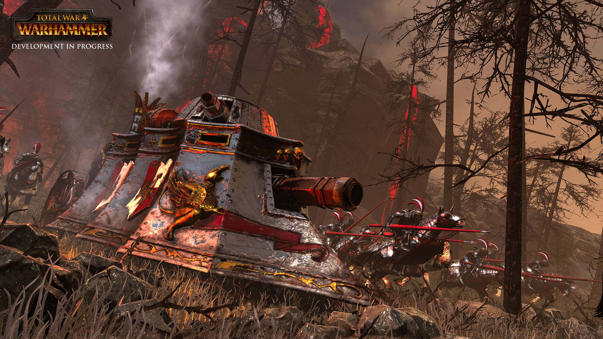 Total War Warhammer 2 機甲戰車 壁紙 — 一輛裝甲厚重、飾有金色裝飾的戰車在黑暗森林中戰鬥，背景中騎兵正在衝鋒。
