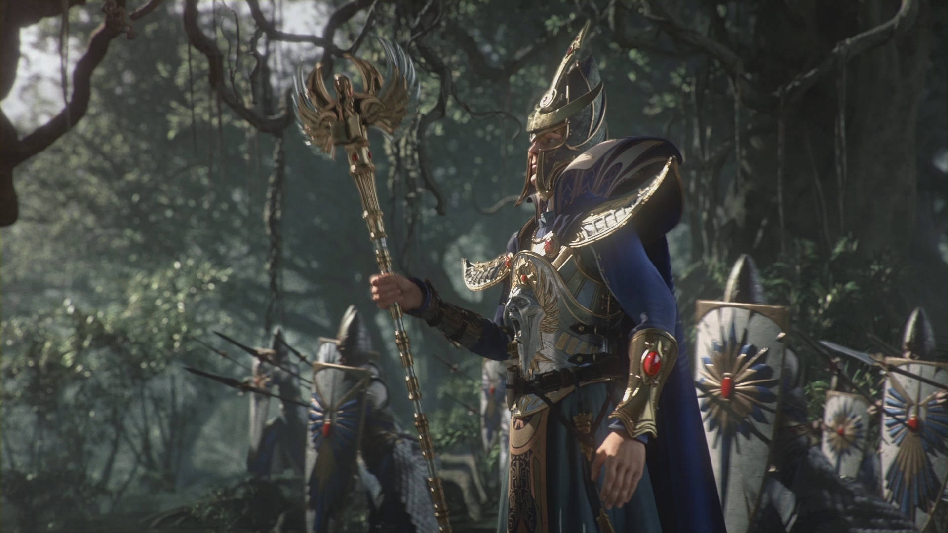 Total War Warhammer 2 高等精靈 壁紙 — 一位威嚴的裝甲戰士手持金色權杖，站在迷霧森林中，兩側是手持華麗盾牌的士兵。