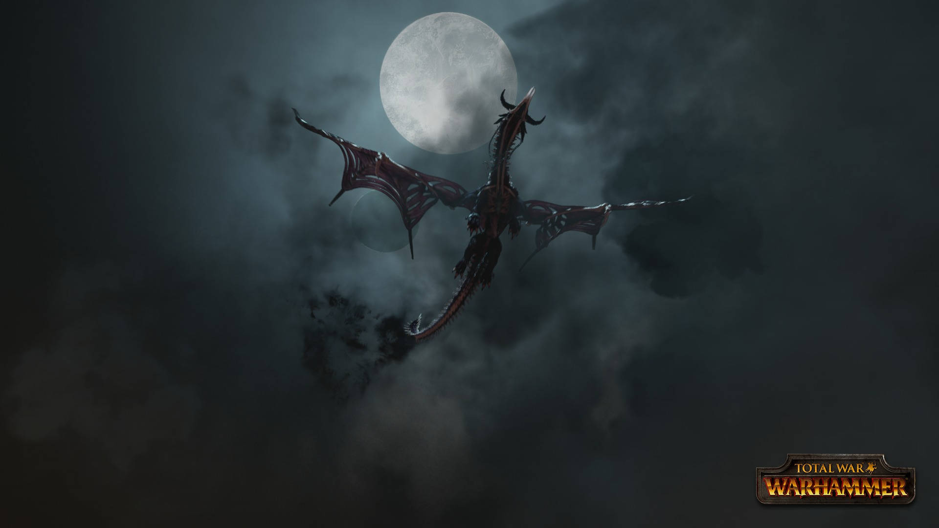 Total War Warhammer 2 夜間巨龍 壁紙 — 一隻黑翼巨龍在滿月背景下穿過暴風雲層翱翔，呈現奇幻戰鬥場景。