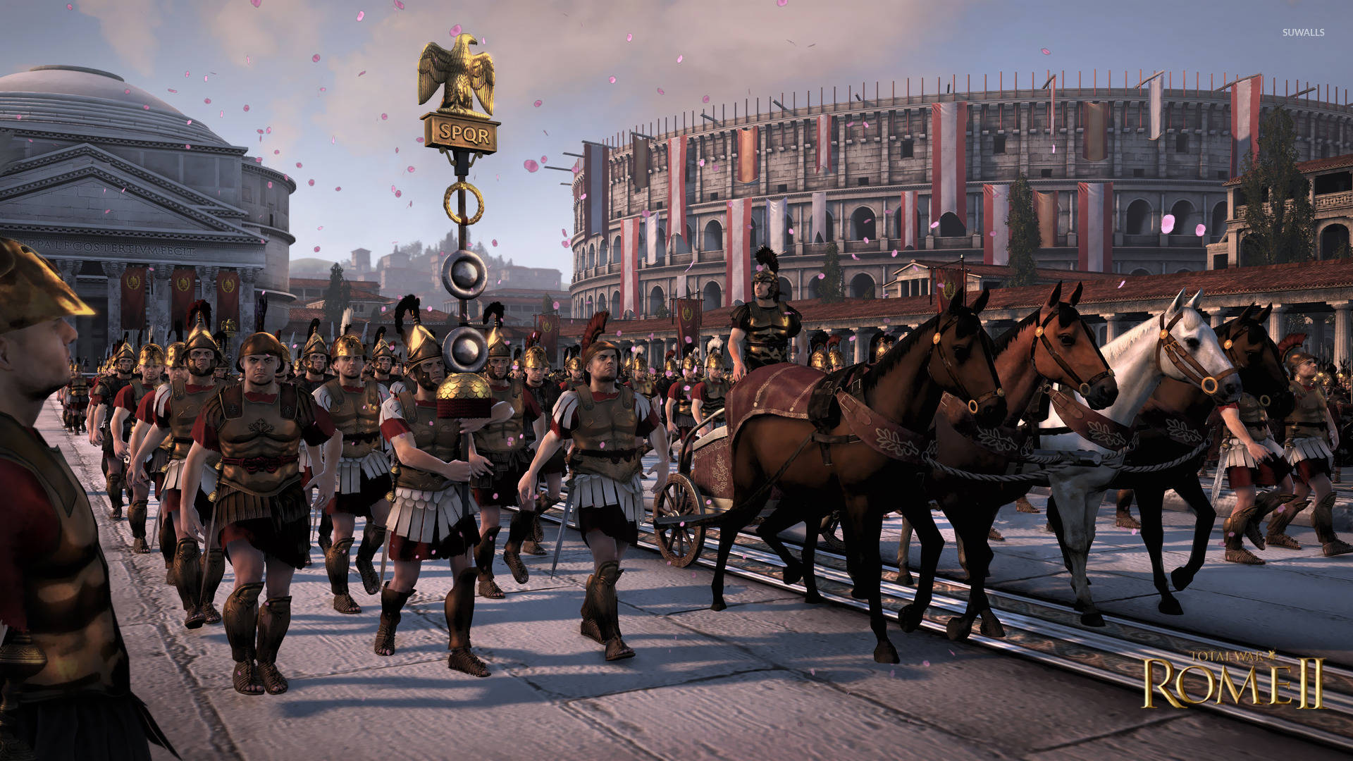Total War 戰前盛況 壁紙 — 羅馬軍團士兵和戰車在古羅馬遊行，手持金色SPQR旗幟，周圍是大理石建築和飄落的花瓣。