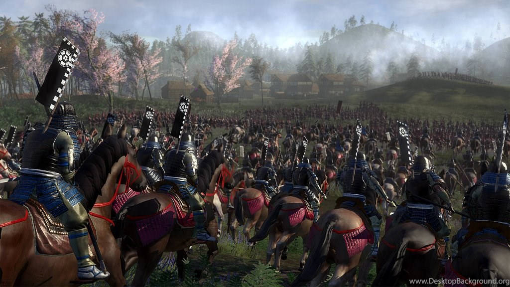 Total War 武士騎兵衝鋒 壁紙 — 武士騎兵在陰天之下，衝過霧氣瀰漫的田野，伴隨著櫻花和遠處的村莊。