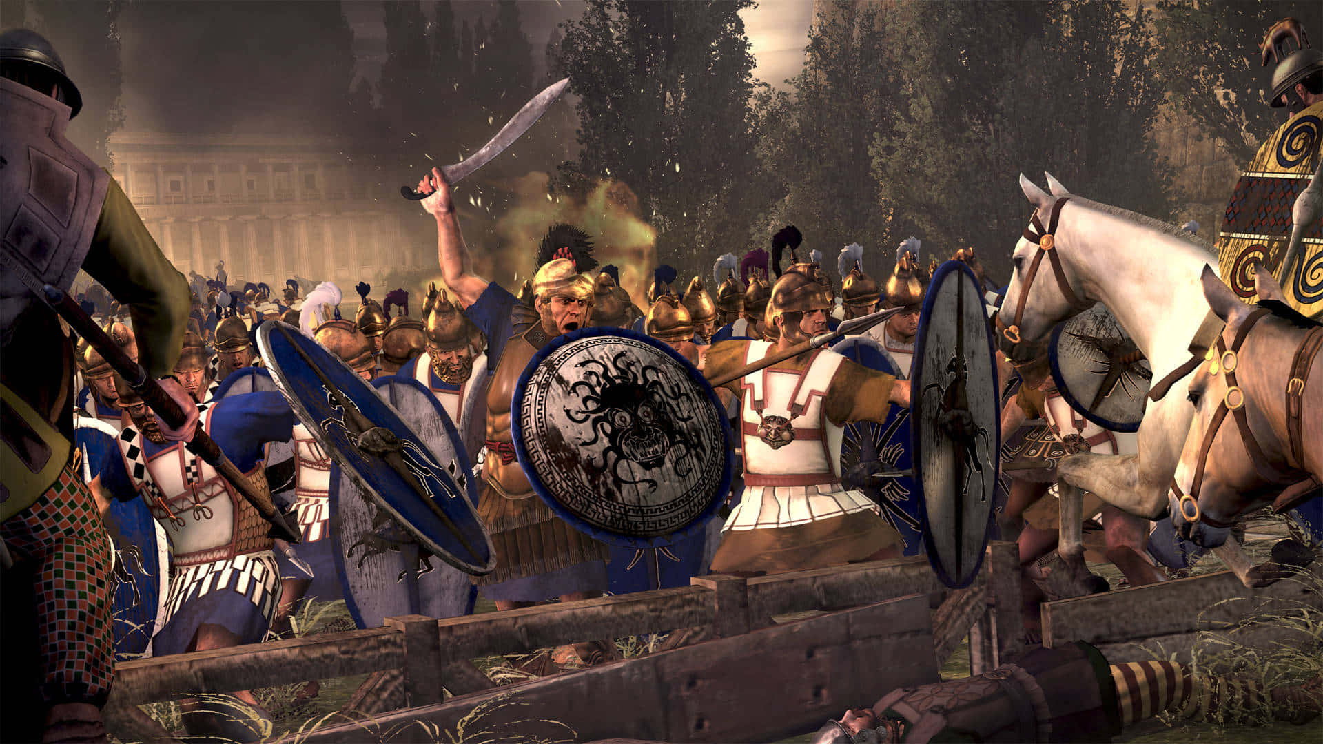 《Total War：羅馬2》最佳陣營戰場背景：圓盾與戰馬 壁紙 — 古代戰士在煙霧和樹木中，用盾牌、劍和馬匹進行混亂的戰鬥。