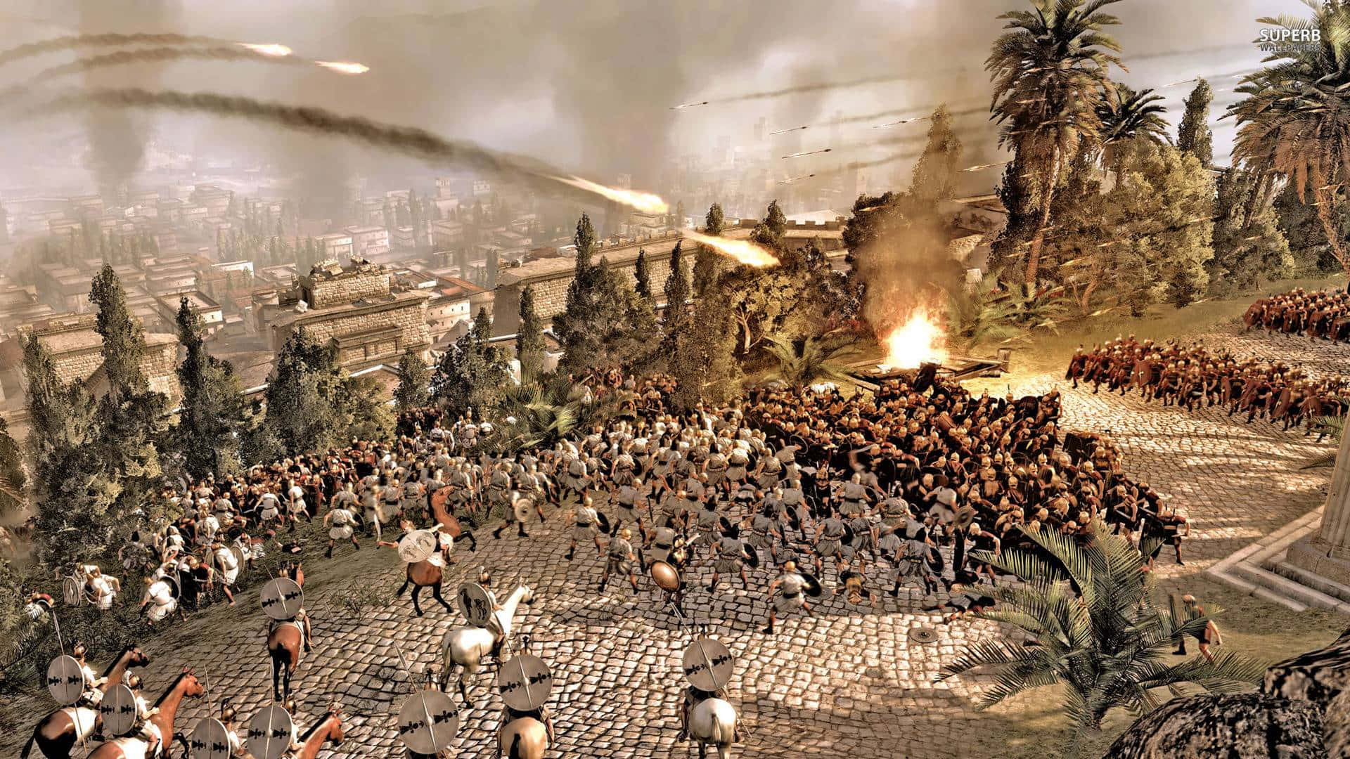 《Total War：羅馬2》最佳背景——火球飛舞 壁紙 — 古代戰士在煙霧瀰漫的天空下，於一條有棕櫚樹和燃燒建築物的鵝卵石街道上進行混亂的戰鬥。