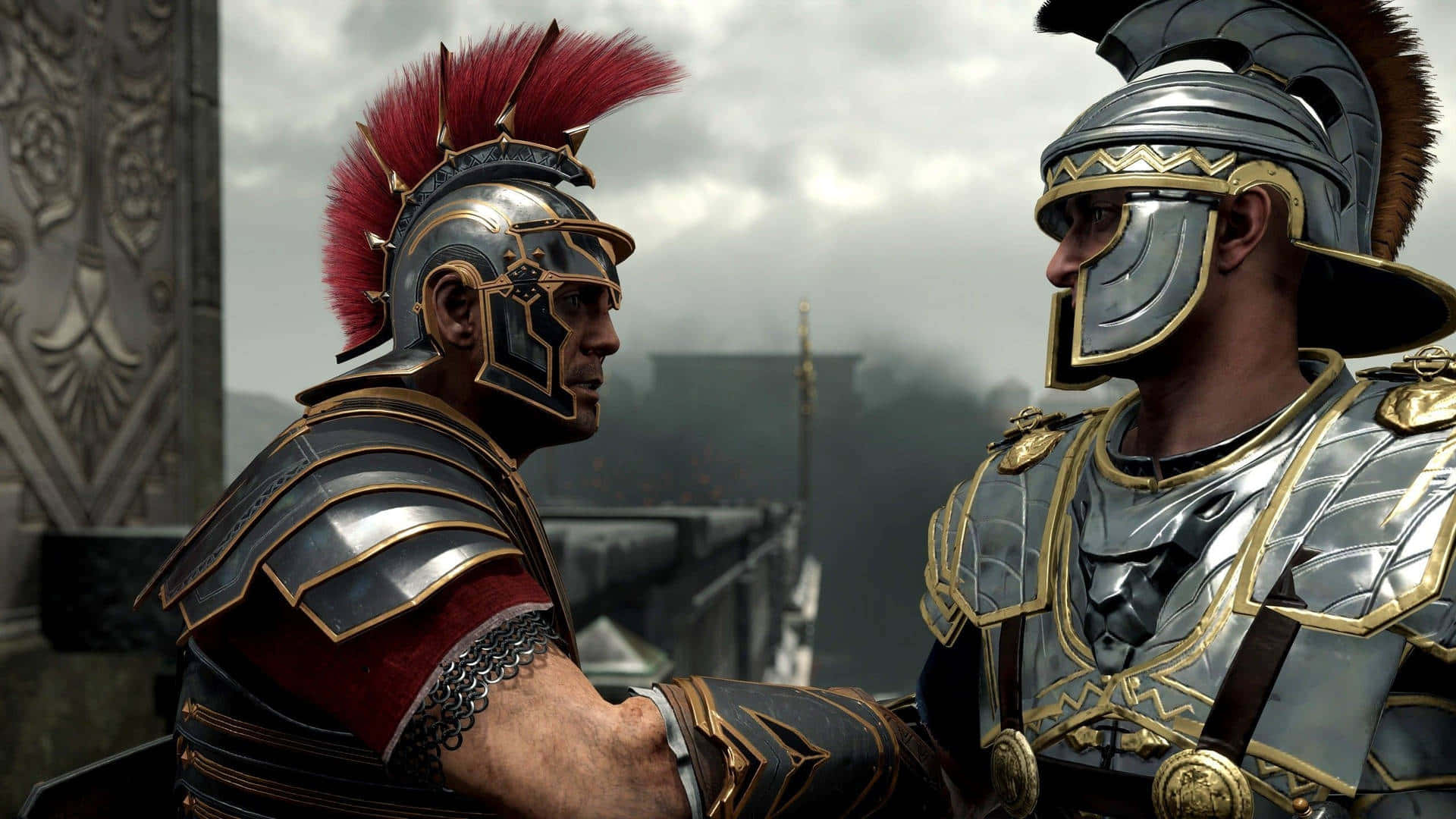 《Total War：羅馬2》最佳陣營戰場背景：灰天對峙 壁紙 — 兩名身穿精細金屬盔甲、頭戴紅色羽飾的羅馬士兵，在陰雲密佈的天空下緊張對峙。
