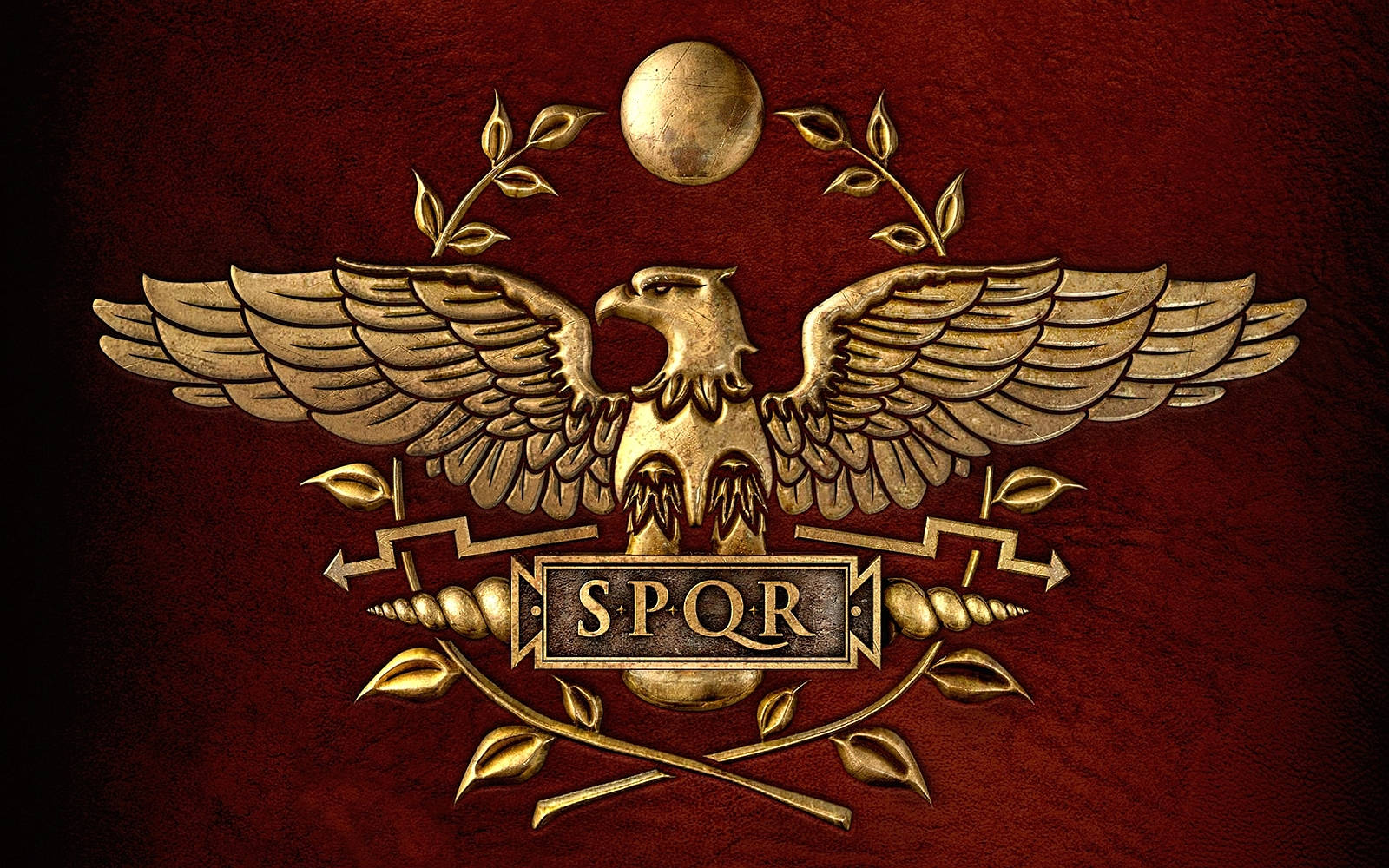 Total War 羅馬帝國 SPQR 壁紙 — 金色羅馬鷹徽章，帶有SPQR銘文和月桂花環，背景為質感深紅色天鵝絨。