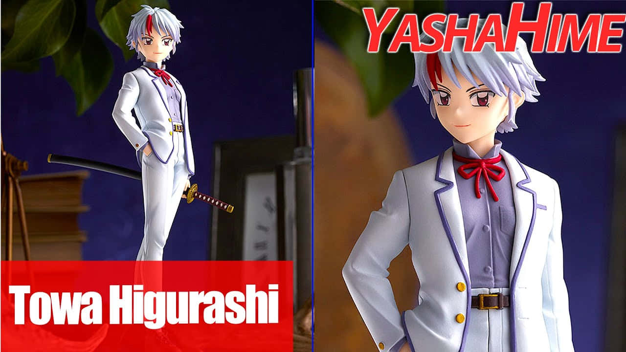 Towa Higurashi 桌布 壁紙 — Towa Higurashi 身穿白色西裝、紅色蝴蝶結和劍，自信地站在深藍色背景前的動漫人偶。