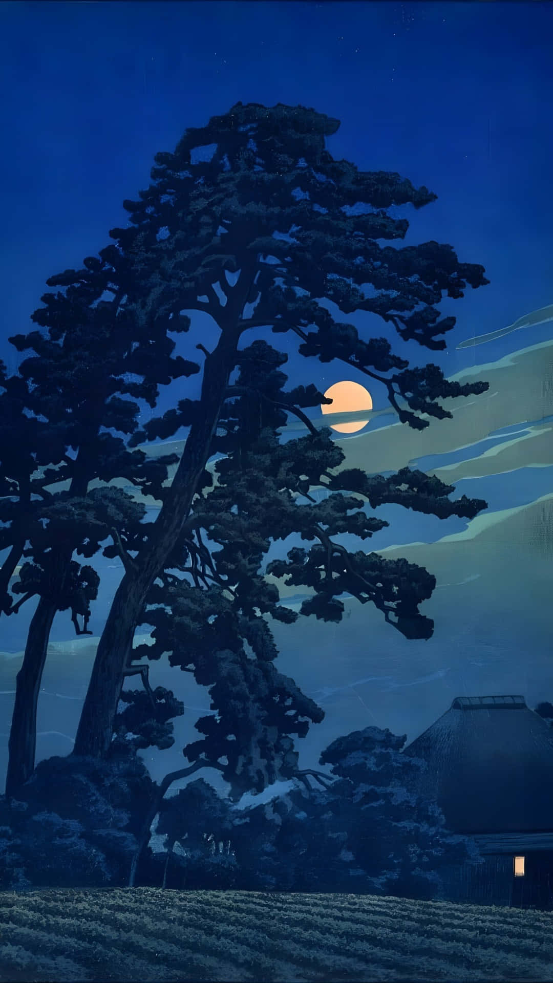  壁紙 — 一棵高聳的松樹在深藍色夜空下形成剪影，一輪明亮的滿月從其枝葉間窺視，下方是一座傳統茅草屋頂房屋。