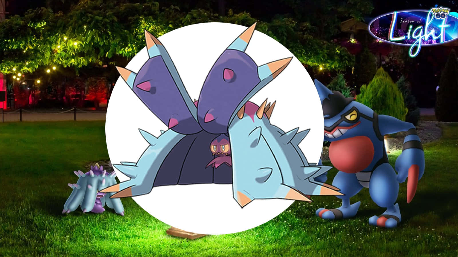 Toxapex 在 Pokémon Go「光之季節」中的激烈戰鬥場景 壁紙 — 一隻紫色和藍色的動漫風格寶可夢，有著尖刺狀的四肢，夜晚站在草地上的圓形聚光燈中，兩側有兩隻較小的寶可夢在燈串下。