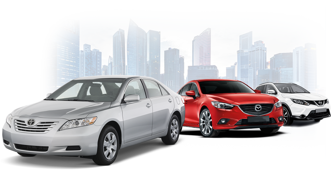 Toyota 與競爭對手車款於城市背景 壁紙 — 三輛時尚的汽車，銀色、紅色和白色，停在反射濕滑的路面上，背景是黃昏時高聳的未來主義城市天際線。