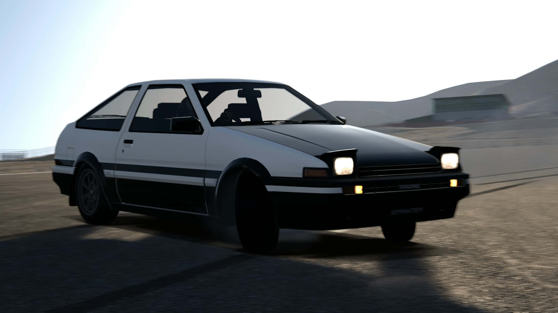 經典Toyota AE86跑車，賽道愛好者的理想之選 壁紙 — 一輛白色和黑色的AE86跑車在沙漠賽道上疾馳，車頭燈閃爍，帶有動態模糊效果。