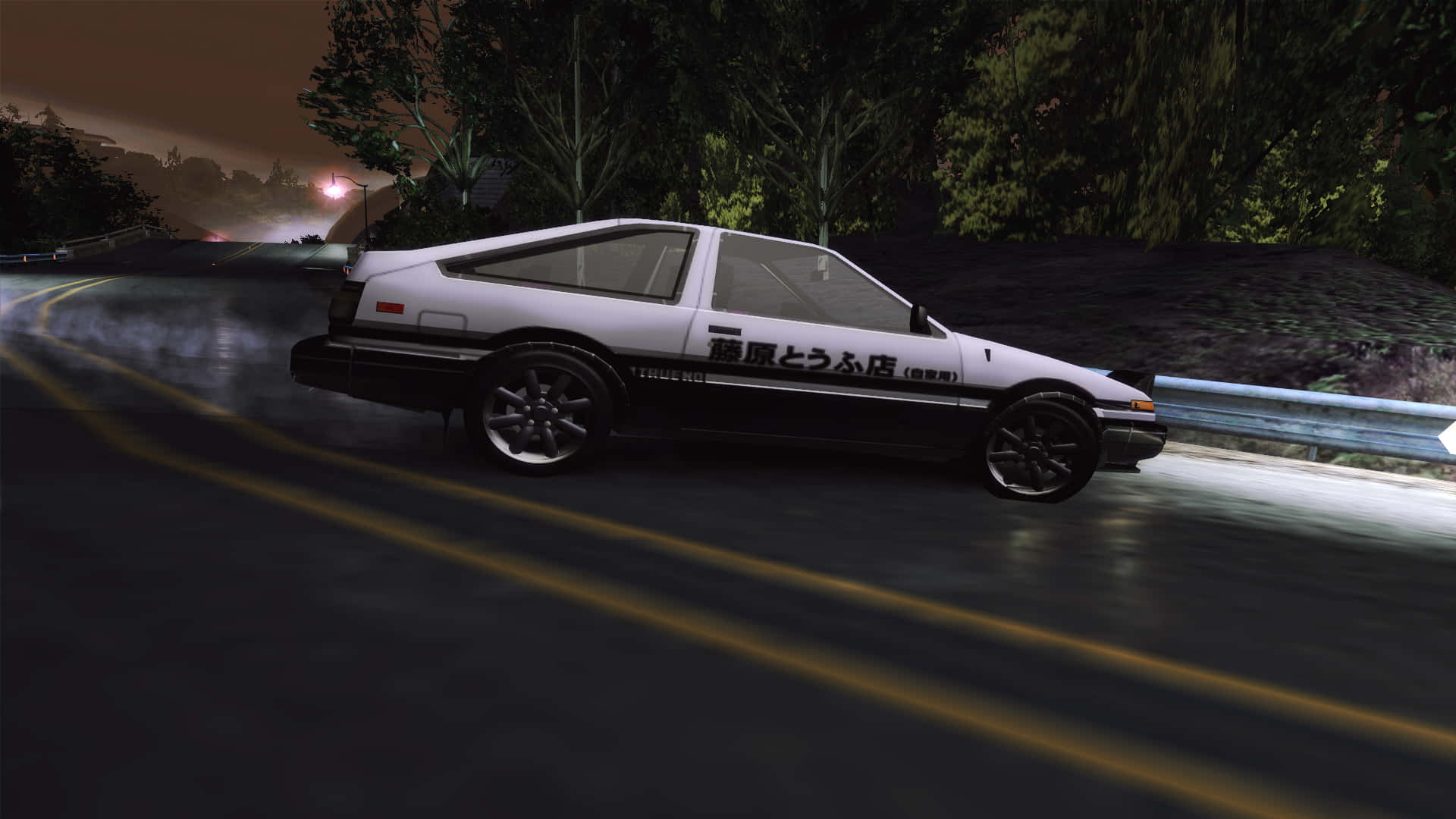 日本賽車傳奇 — Toyota Corolla AE86 壁紙 — 一輛白色AE86跑車在潮濕的夜間彎道漂移，輪胎煙霧在街燈下飄散。